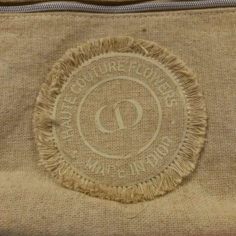 LOT OF APPROX 8 ASSORTED WASH BAGS TO INCLUDE: GIORGIO ARMANI, DIOR, CHLOE