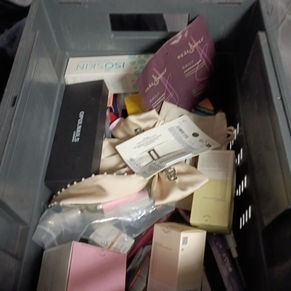 APPROXIMATELY 20 HEALTH AND BEAUTY PRODUCTS TO INCLUDE DOLLAR SHAVE CLUB FACE WASH, SUGAR BLOSSOM TAN ACCELERANT AND COLOUR WOW SHAMPOO