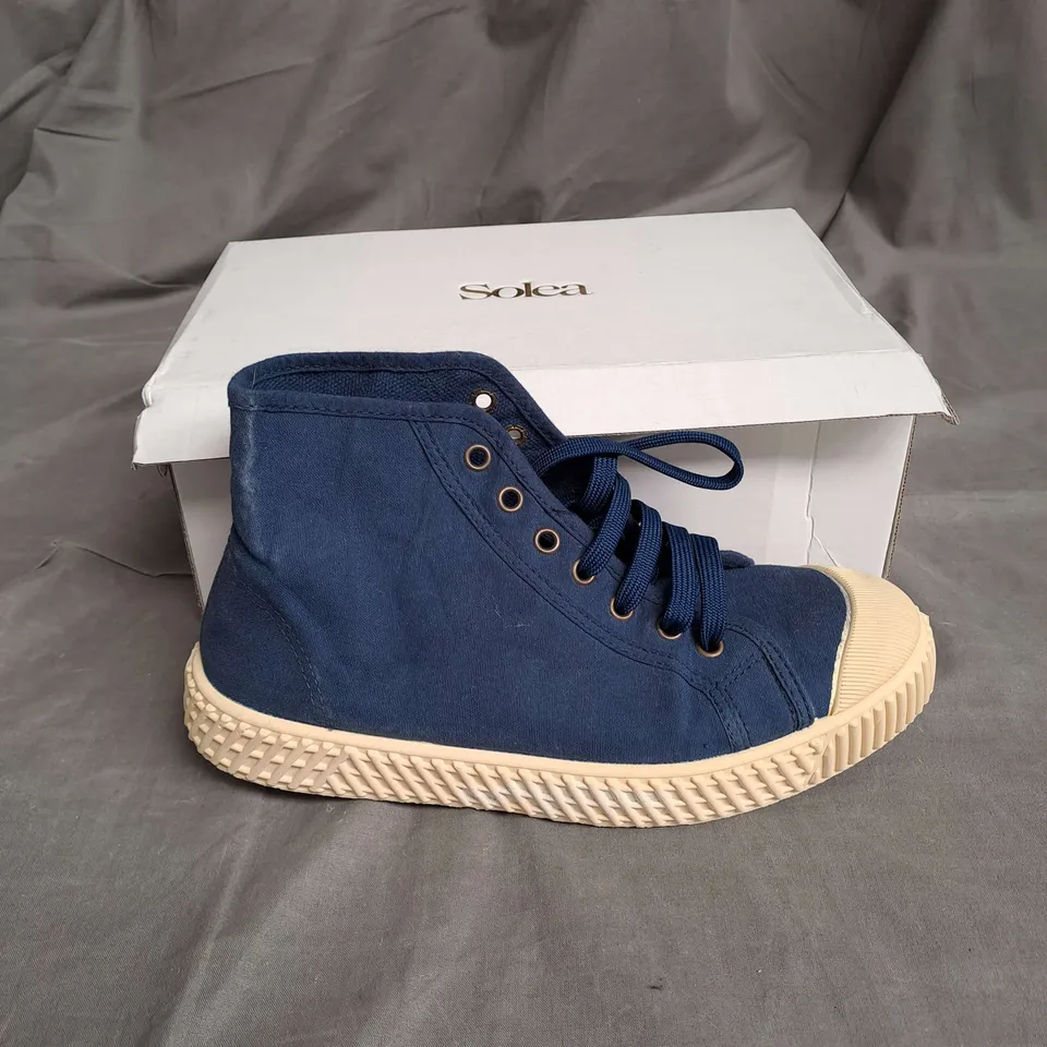 BOXED PAIR OF SOLEA CANVAS SNEAKERS IN NAVY SIZE 6