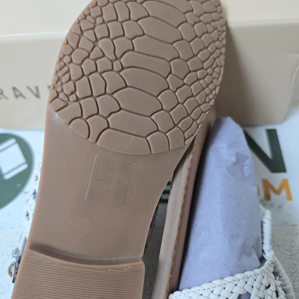 BOXED RAVEL ROXBY LEATHER SANDALS, WHITE - SIZE 4