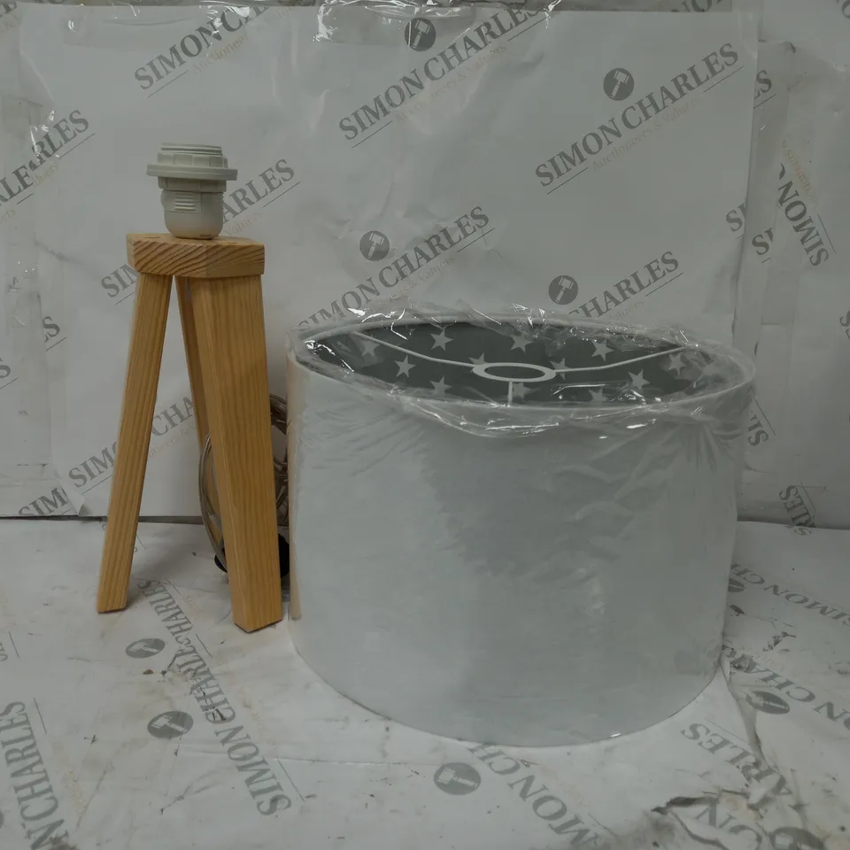 BOXED MACODESIGN SNOW 45CM TRIPOD TANLE LAMP