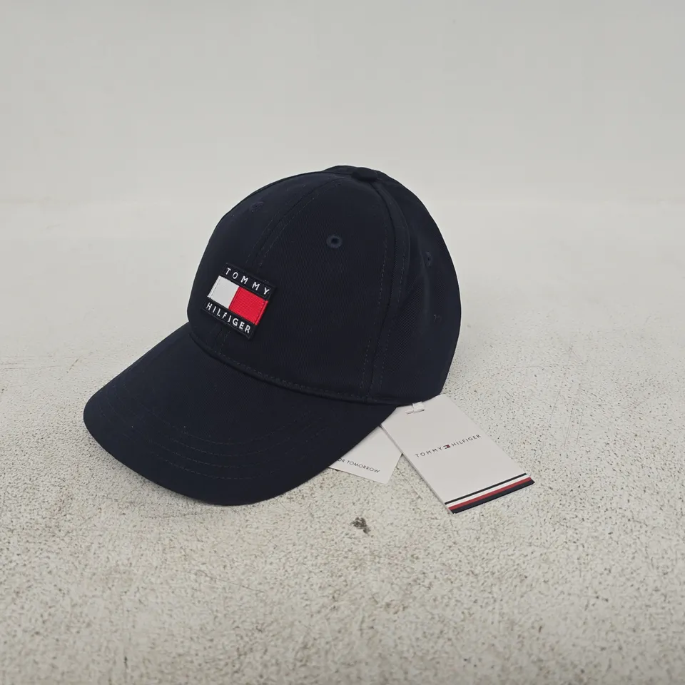 TOMMY HILFIGER HERITAGE FLAG CAP IN NAVY SIZE S-M