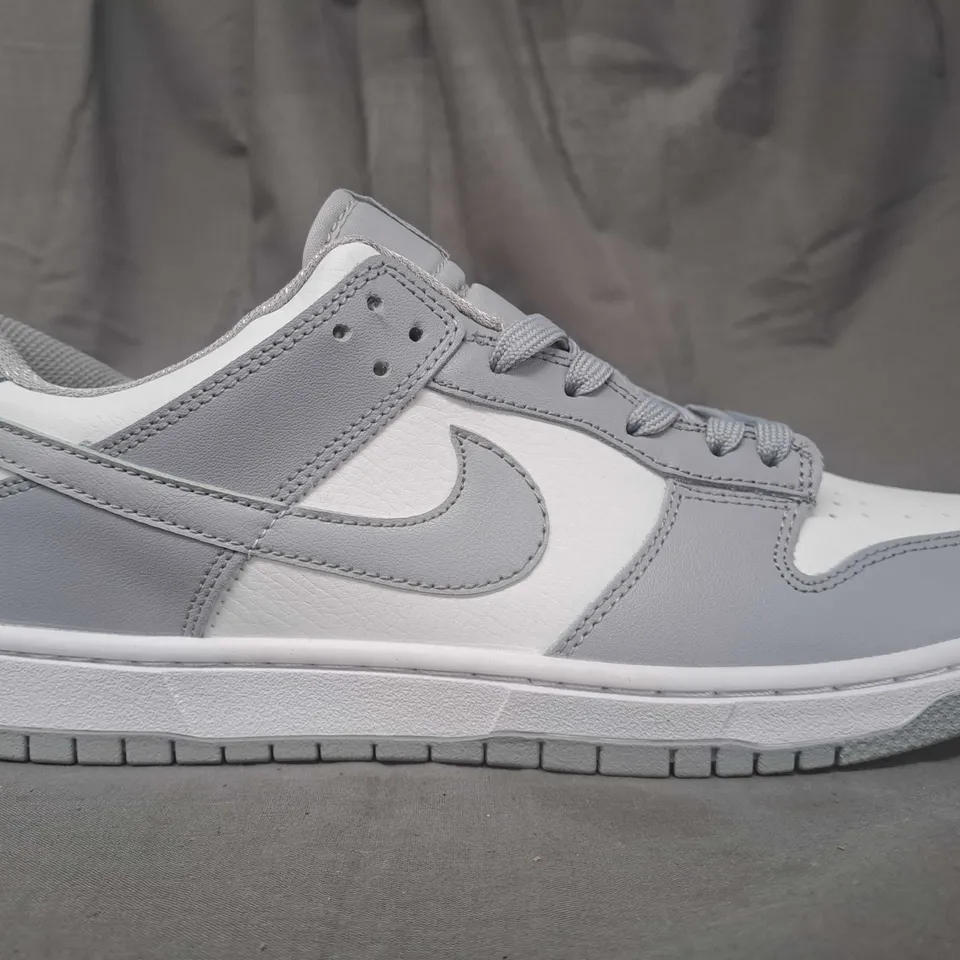 BOXED PAIR OF NIKE DUNK LOW SHOES IN GREY/WHITE UK SIZE 10