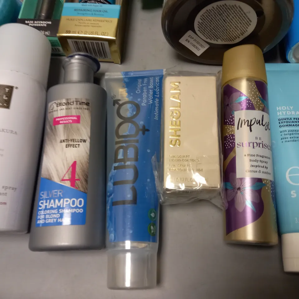 LOT OF APPROXIMATELY 25 ASSORTED HEALTH AND BEAUTY ITEMS TO INCLUDE DEAD SEA MUD MASK, O'KEEFES HEALTHY FEET AND RITUAL OF SAKURA DEODORANT 