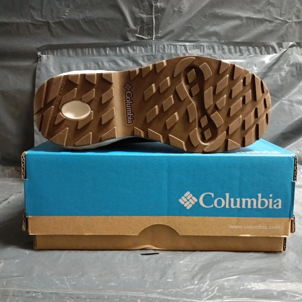 BOXED PAIR OF COLUMBIA NEWTON WANDERER SHOES IN BLACK/GRANITE/PURPLE SIZE UK 5