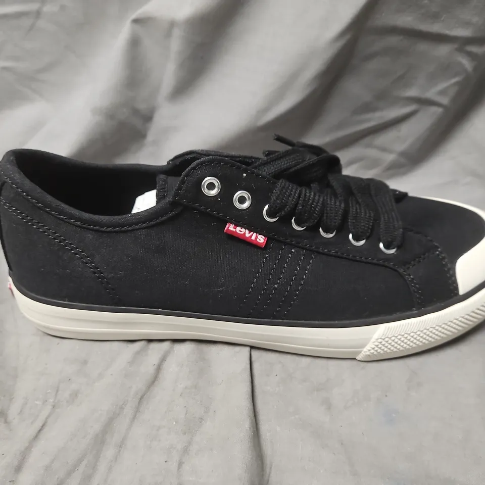 LEVI'S BLACK CANVAS SNEAKERS – UK 7 (US 8)