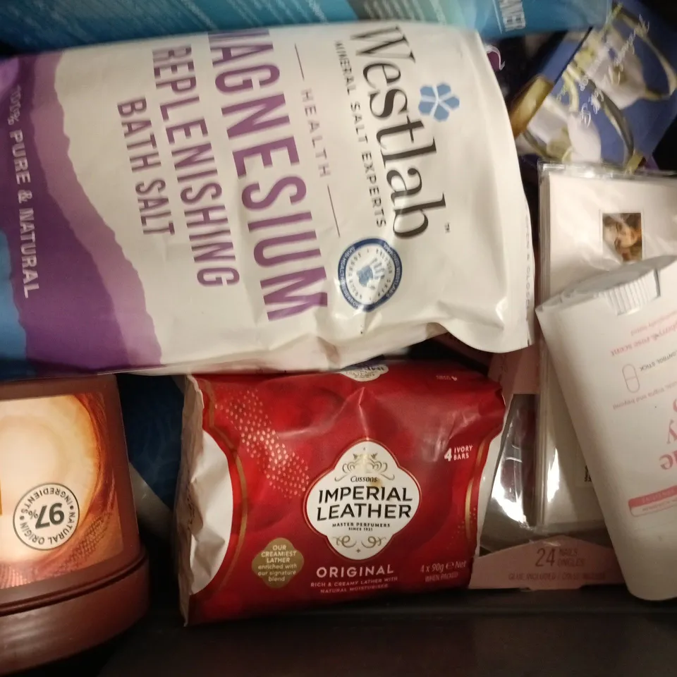 APPROXIMATELY 15 ASSORTED COSMETIC ITEMS TO INCLUDE DOVE, L'ORÉAL, ETC - COLLECTION ONLY