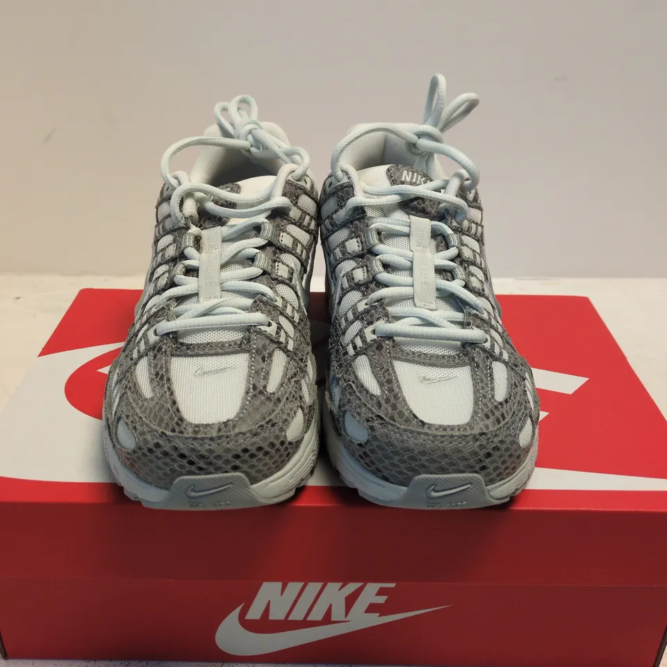 BOXED PAIR OF NIKE P-6000 SE TRAINERS – UK SIZE 6.5
