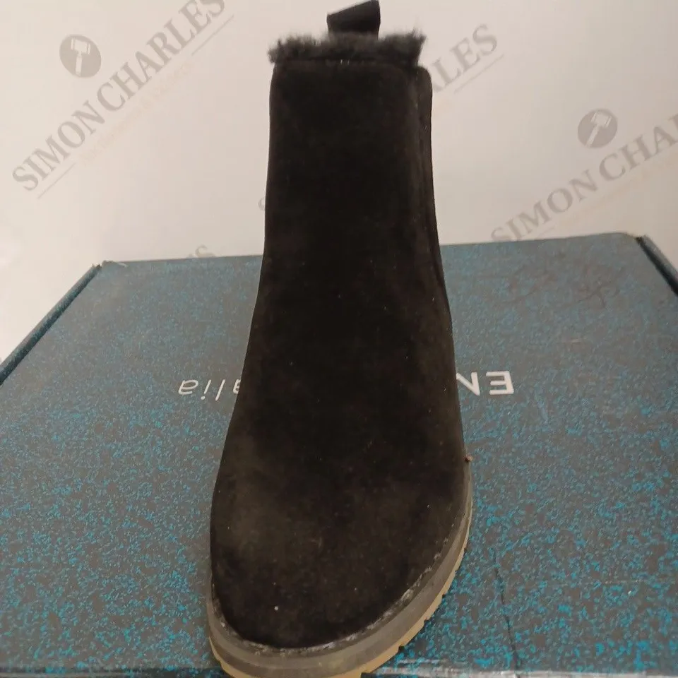 BOXED EMU PANU BOOTS, BLACK - SIZE 4