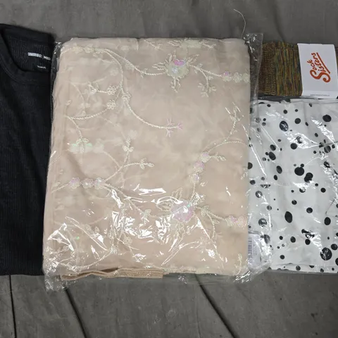 APPROXIMATELY 20 ASSORTED CLOTHING AND FASHION PRODUCTS IN VARIOUS STYLES AND SIZES - COLLECTION ONLY