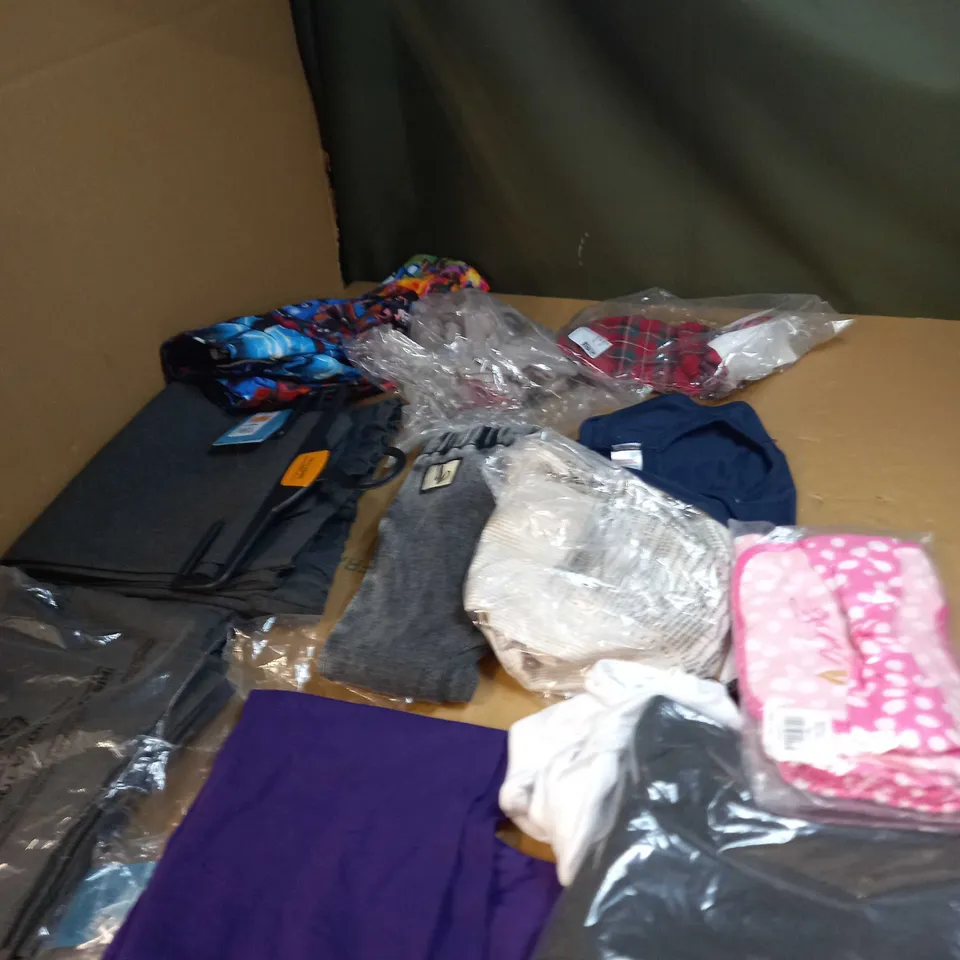 BOX OF APPROX. 40 ASSORTED CHILDRENS CLOTHING VARYING IN SIZE/COLOUR/STYLE TO INCLUDE:  TOPS, JEANS, JUMPERS