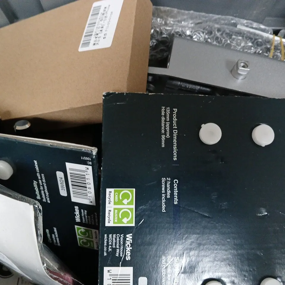 APPROXIMATELY 10 ASSORTED ITEMS TO INCLUDE - OXFORD COMBI ZIP LOCK , T BAR HANDLES ETC