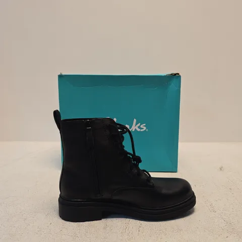 CLARKS ORINOCO3 STYLE BLACK LEATHER BOOTS – UK 8