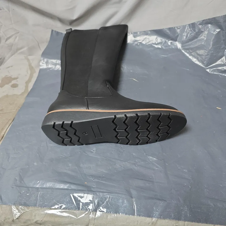 SHOES BY EMMA BLACK KNEE-HIGH CHELSEA-STYLE PULL-ON BOOTS WITH ELASTIC SIDE PANELS SIZE 8. UNBOXED