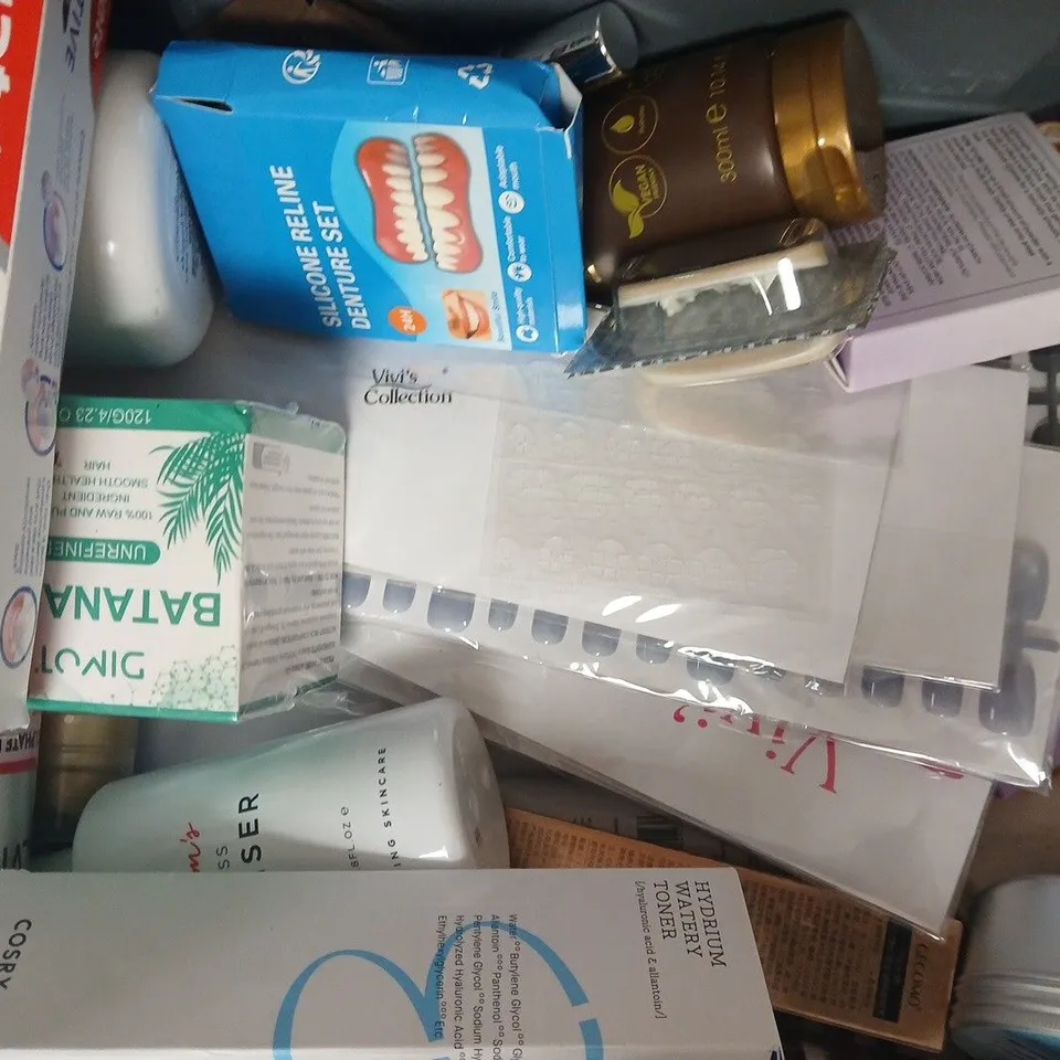 APPROXIMATELY 15 ASSORTED COSMETIC ITEMS INCLUDING VARIOUS MAKES AND BRANDS - COLLECTION ONLY