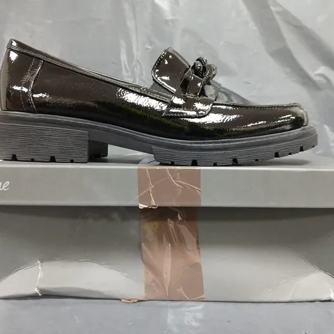 BOXED PAIR OF SOFT LINE SHOES IN GLOSSY BLACK W. CHAIN DETAIL SIZE EU 40