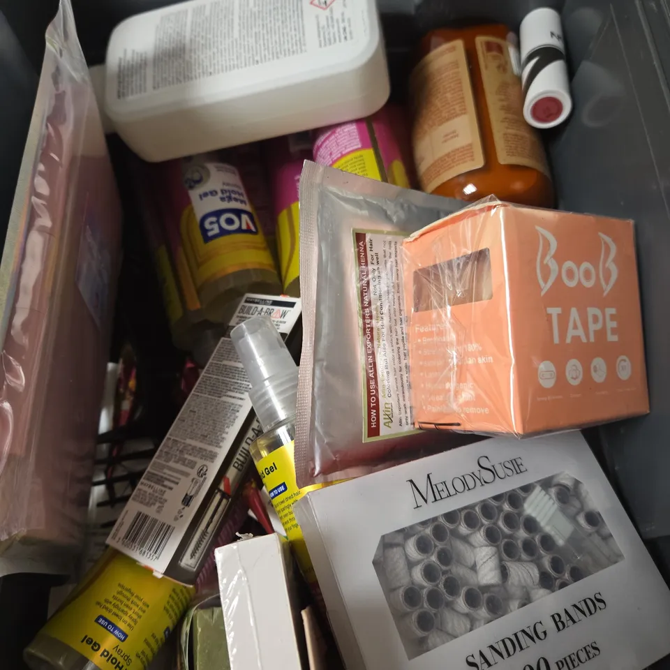 APPROXIMATELY 15 ASSORTED HEALTH & BEAUTY PRODUCTS TO INCLUDE HEAT PROTECTION SPRAY, SHAMPOO, FACE LOTION ETC 