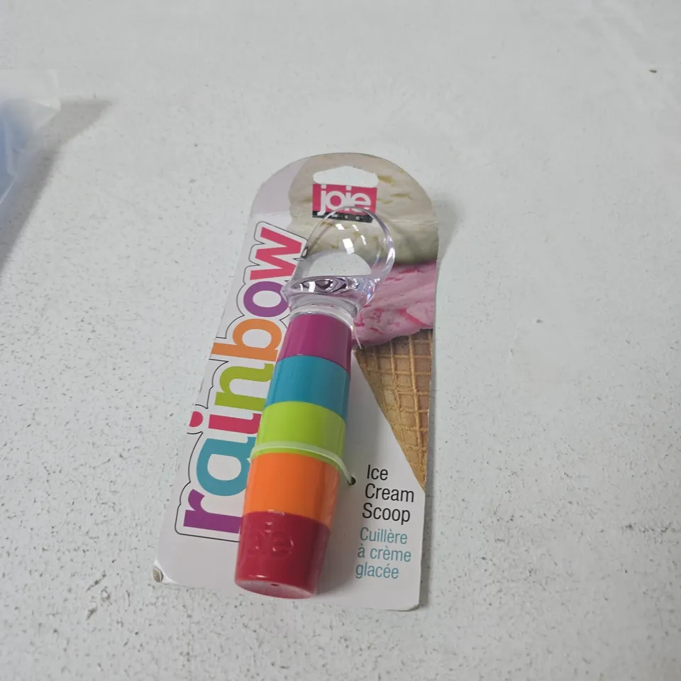 APPROXIMATELY 12 ASSORTED ITEMS INCLUDING DIFFUSER REFILL , MAGIC WIPE CLEANING CLOTH AND RAINBOW ICE CREAM SCOOP