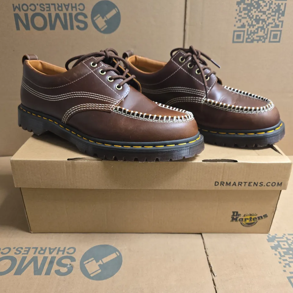 BOXED PAIR OF DR MARTENS LOWELL SHOES IN BUTTERSCOTCH SIZE UK 11