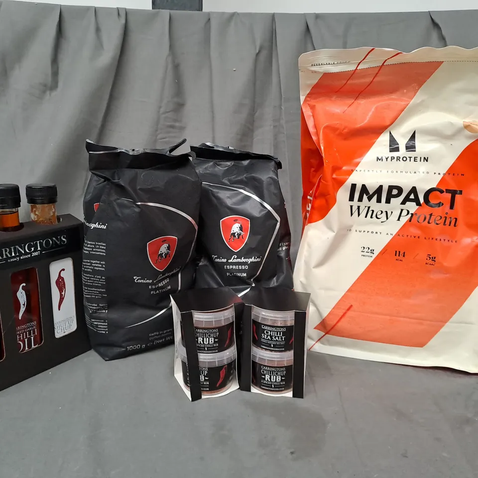 APPROXIMATELY 6 ASSORTED FOOD AND DRINK PRODUCTS TO INCLUDE CONINO LAMBORGHINI ESPRESSO PLATINUM COFFEE BEANS, CARRINGTONS SAUCE, MYPROTEIN IMPACT WHEY PROTEIN