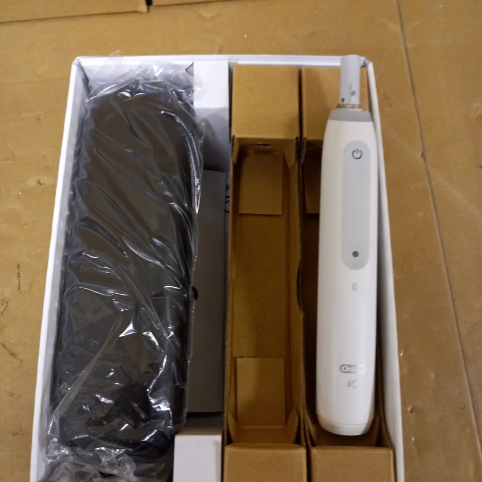 ORAL-B IO4 ELECTRIC TOOTHBRUSH