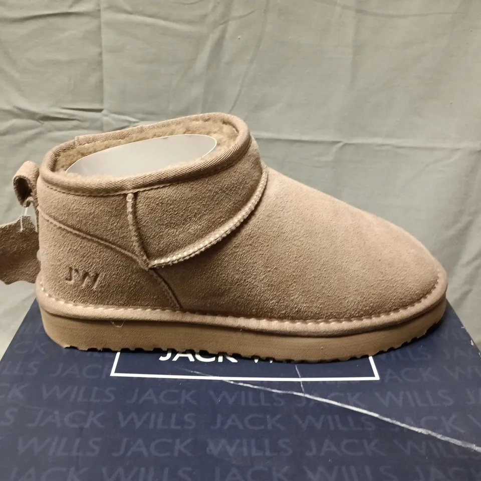 BOXED JACK WILLS KIDS' BROWN SUEDE BOOTS WITH FAUX FUR LINING - UK 5