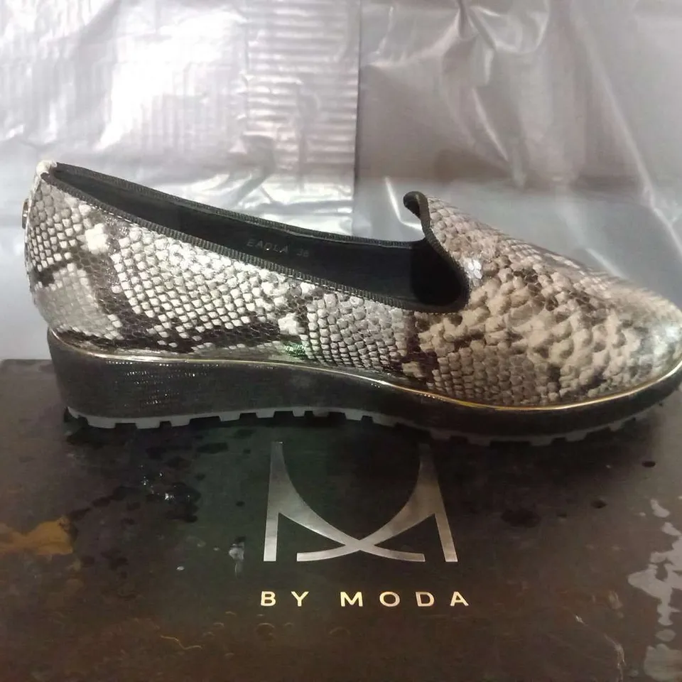 BOXED BY MODA EADLOW GREY FABRIC FLATS SIZE 3