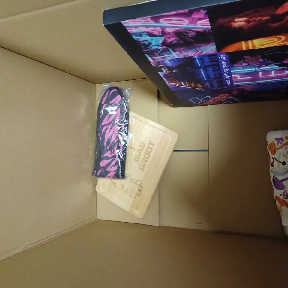 LOT OF APPROX 7 ASSORTED HOUSEHOLD ITEMS TO INCLUDE , GREGGS BOTTLE , TRAVEL MUG , PILLOW . CHANGING MAT , ETC