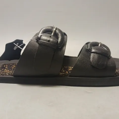 BOXED PAIR OF SIMPLY BE OPEN TOE FOOTBED SANDALS IN BLACK UK SIZE 7