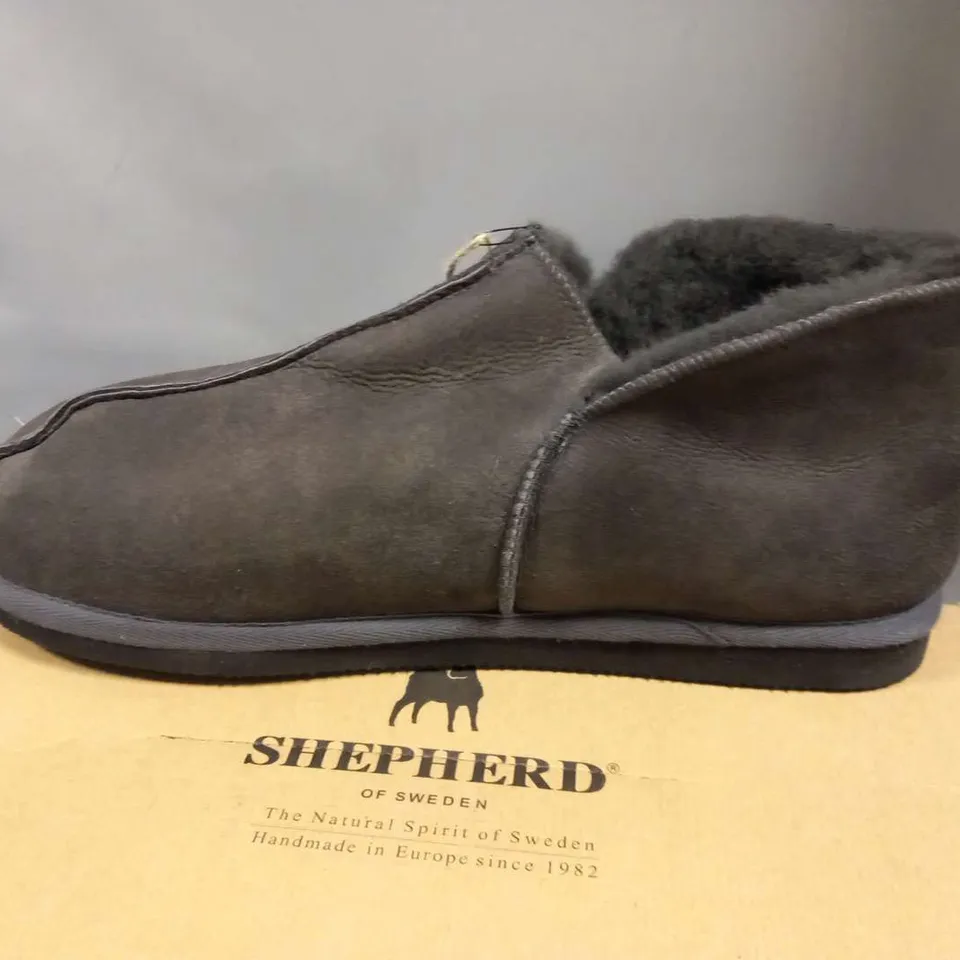 BOXED SHEPHERD OF SWEDEN ASPHALT SIZE 11.5