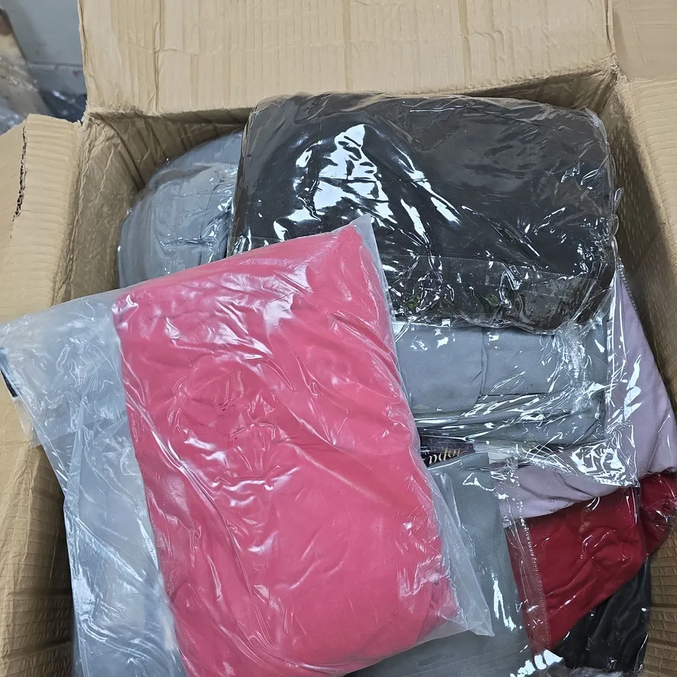 APPROXIMATELY 30 ASSORTED FITTED BED SHEETS IN VARIOUS SIZES AND COLOURS 