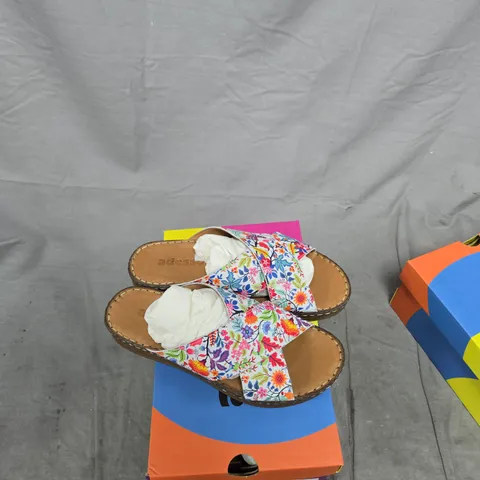 ADESSO WOMEN'S FLORAL CROSS-STRAP SANDALS – BROWN FOOTBEDS UK 7