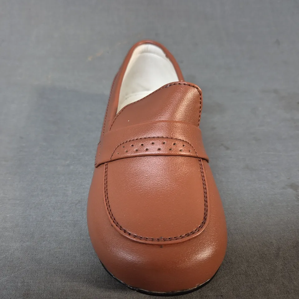 BOXED PAIR OF EARLY STEPS KID'S SHOES IN BROWN EU SIZE 25