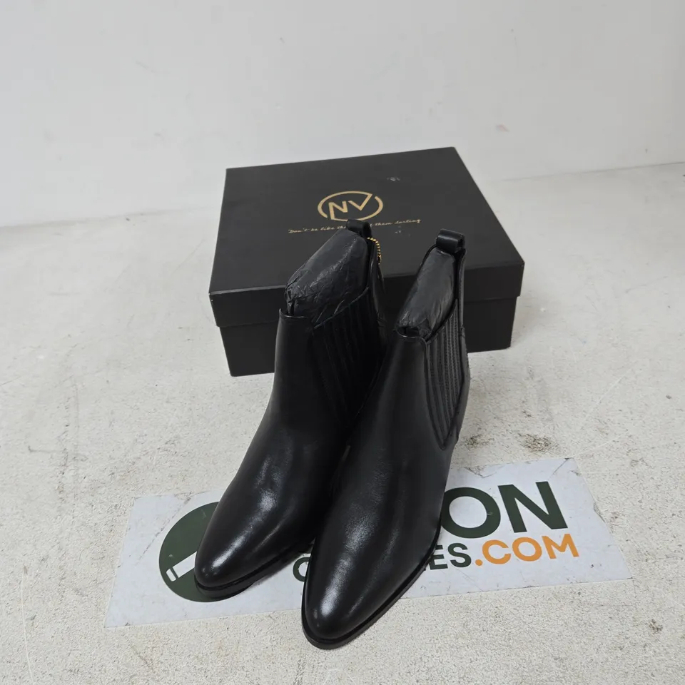 STARRY NV BLACK ANKLE BOOTS – UK SIZE 5 (BOXED)