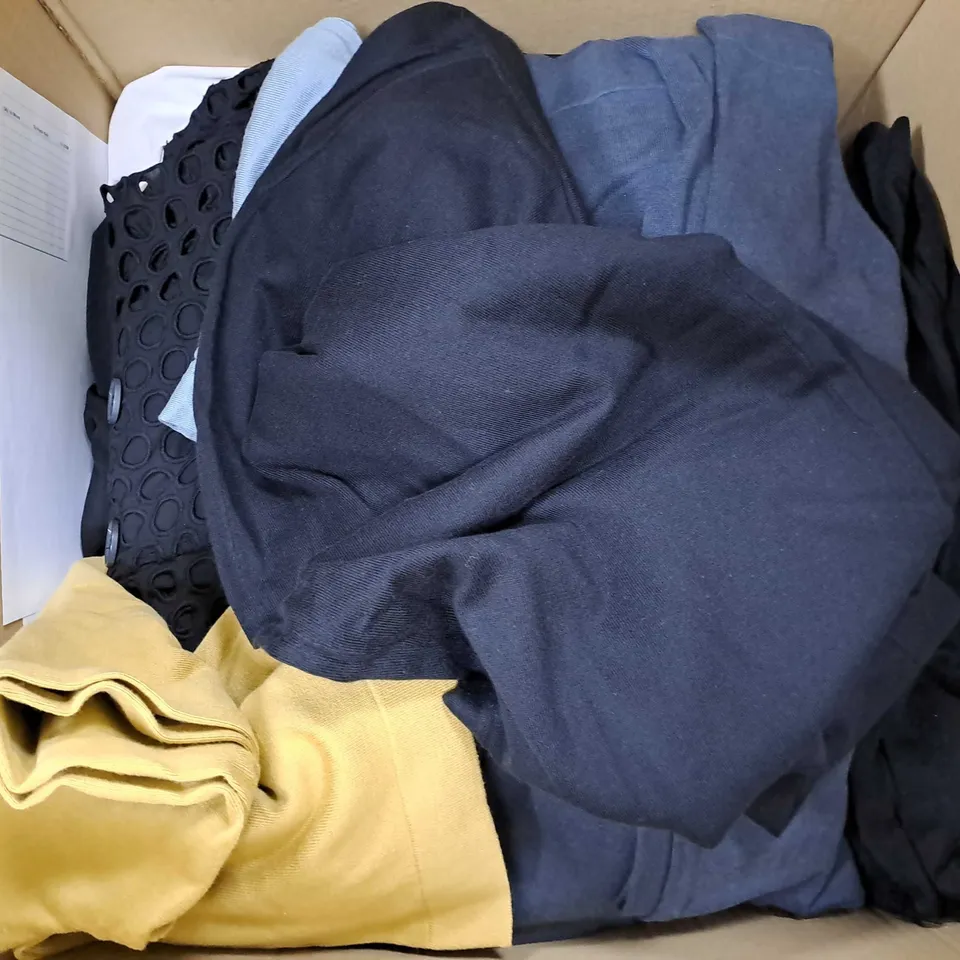 BOX OF APPROXIMATELY 10 ASSORTED CLOTHING ITEMS IN VARIOUS SIZES AND COLOURS 
