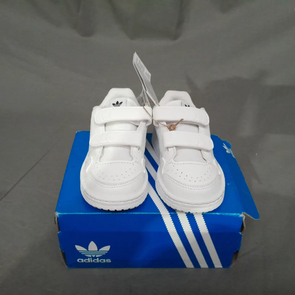 BOXED PAIR OF ADIDAS ORIGINAL VELCRO TRAINERS SIZE 6 - KIDS