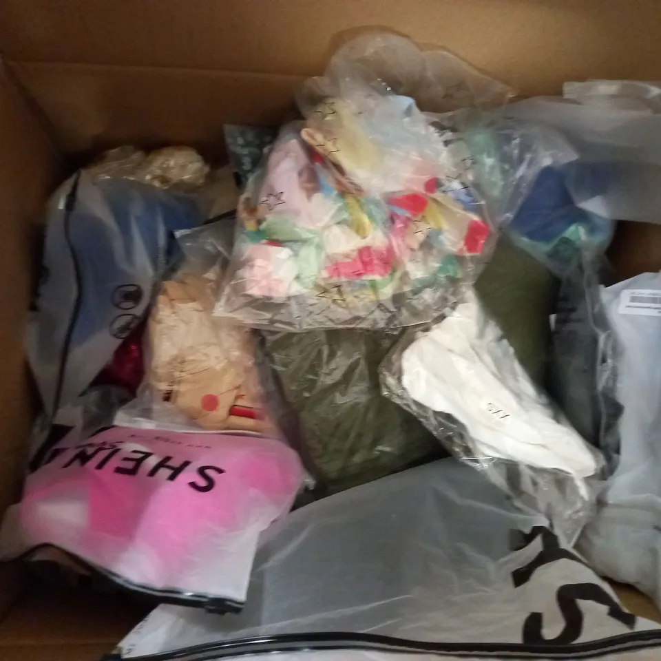 LARGE QUANTITY OF ASSORTED CLOTHING ITEMS TO INCLUDE - DRESSES, T-SHIRTS AND TROUSERS