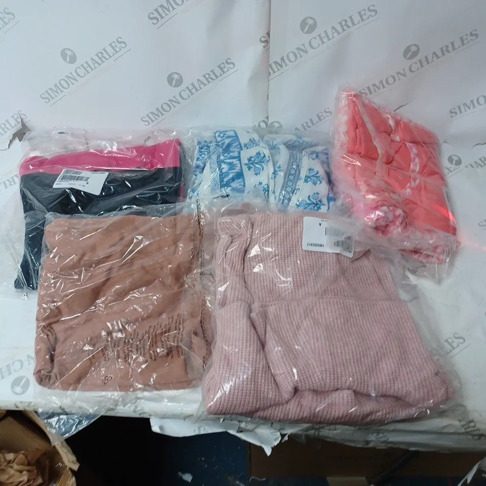 BOX OF ASSORTED CLOTHING ITEMS TO INCLUDE JACKETS, TROUSERAS, T-SHIRTS ETC 