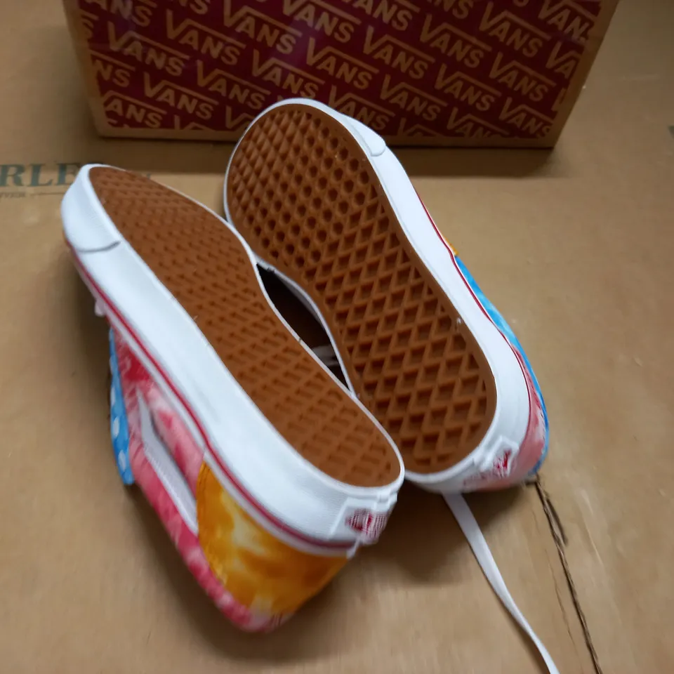 BOXED PAIR OF VANS OLD SCHOOL TIE DYED TRAINERS - UK 5