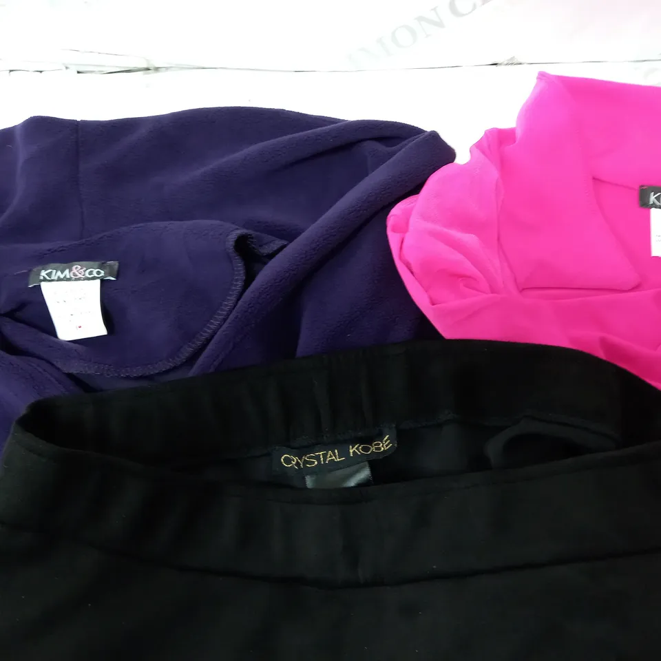 BOX OF APPROXIMATELY 20 ASSORTED ITEMS OF CLOTHING TO INCLUDE KIM & CO., CRYSTAL KOBE, ETC