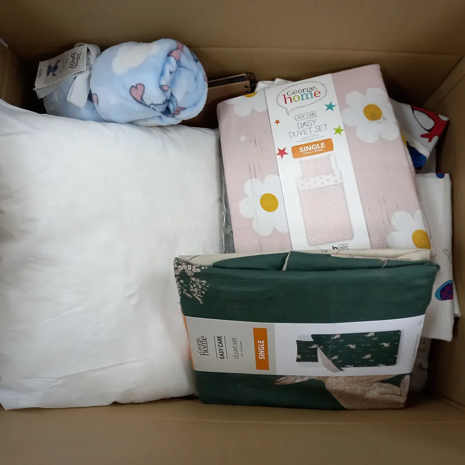 APPROXIMATELY 15 ASSORTED HOUSEHOLD ITEMS TO INCLUDE DUVET SET, FLEECE THROW, PILLOW, ETC