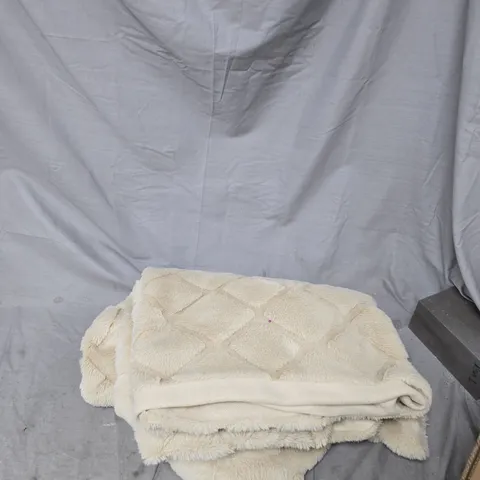 CAGE OF APPROXIMATELY 14 ASSORTED ITEMS TO INCLUDE: BEIGE THROW AND CIRCULAR CUSHION