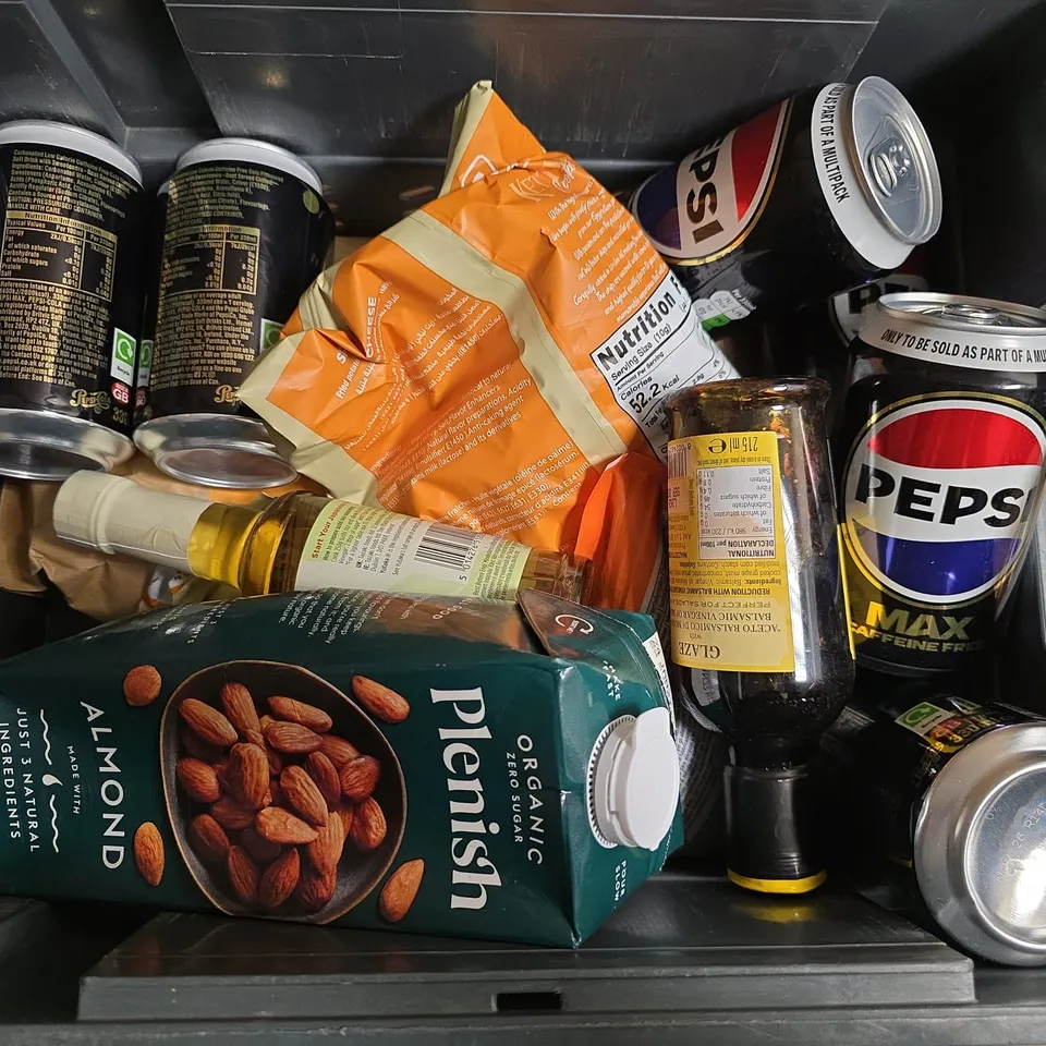 APPROXIMATELY 10 ASSORTED FOOD & DRINK ITEMS TO INCLUDE PLENISH ALMOND, KETTLE COOKED, CHIA SEEDS, ETC - COLLECTION ONLY