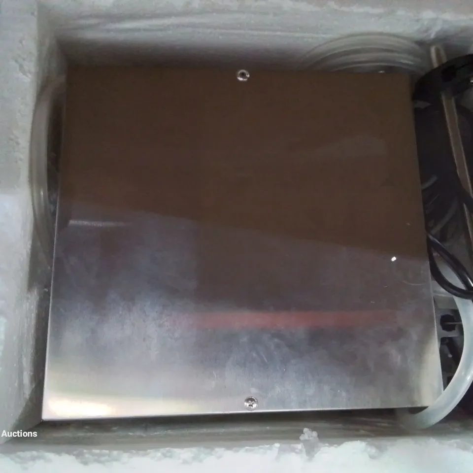 A BOXED NUMERICAL CONTROL LIQUID FILLING MACHINE