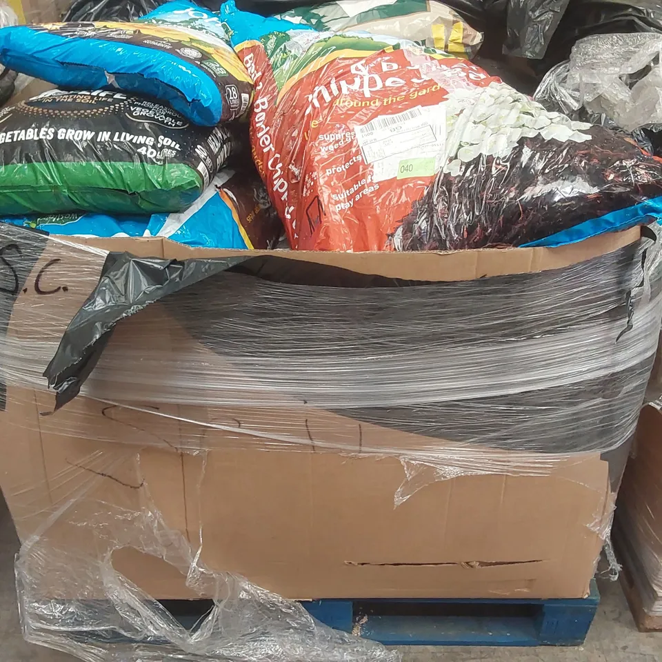PALLET CONTAINING A LARGE QUANTITY OF ASSORTED GARDENING SUPPLIES INCLUDING COMPOSTING SOIL, CHIPPED BARK ECT