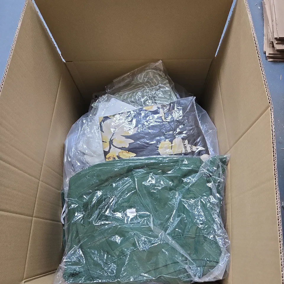 BOX OF APPROXIMATELY 25 ITEMS OF CLOTHING IN VARIOUS STYLES , SIZES AND COLOURS