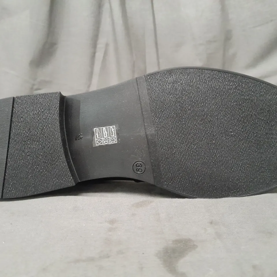 BOXED PAIR OF SCHUH LOAFERS W. TASSEL IN BLACK UK SIZE 6