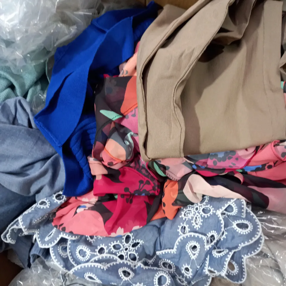 BOX OF APPROX 25 ASSORTED CLOTHING ITEMS TO INCLUDE - ISAACMIZRAHI LIVE - NINA LEONARD - DU JOUS ECT