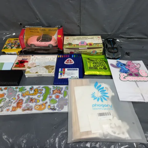 BOX OF ASSORTED TOYS AND GAMES TO INCLUDE STICKERS, PENCILS AND BALLOONS