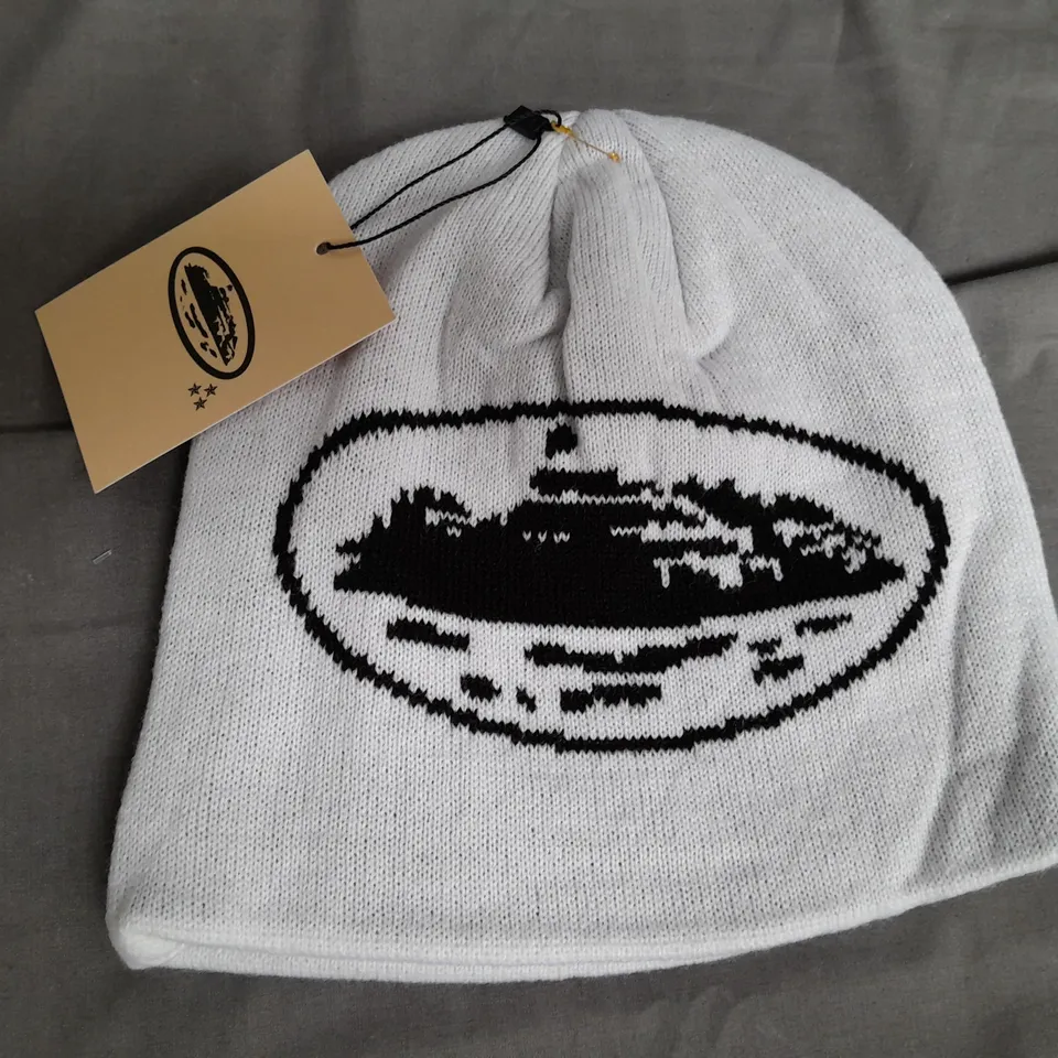 CORTEIZ BEANIE HAT IN WHITE